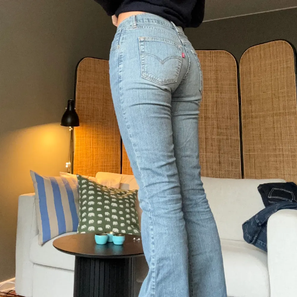 Jeans från Levis köpta i Köpenhamn så finns ingen info om modell eller storlek. Men jag är en 34/36 och 163cm. Bootcut modell. Jeans & Byxor.