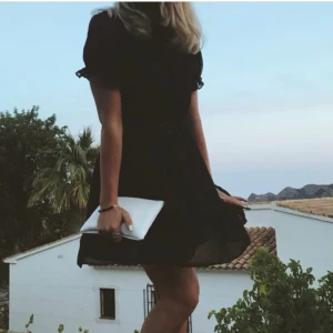 Svart klänning - Svart klänning med puffiga ärmar, jag har den alltid bakfram då den har detaljer i tyget så på bilderna har jag den bakåfram och på den sista kan man se det💕