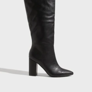 Wide knee high boot - Jätte snygga svarta höga boots från Nelly.com! Har använts en gång och är i bra skick. Säljs då dom tyvärr inte kommer till användning💞ordinarie pris 799kr