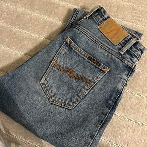 Intressekoll på dessa nudie jeans i modellen Breezy Britt. De kommer tyvärr inte till användning lämgre. Sparsamt använda. 