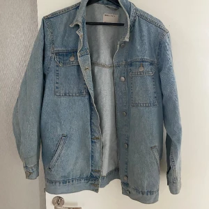 Blå jeans jacka  - Så snygg over sized jeans jacka!! Perfekt till sommaren, bra skick liten fläck på armen inte provat att tvätta så de borde gå att få bort lätt❤️