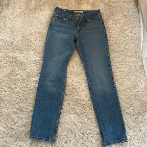 Jag säljer min fina levis jeans, dom är för små för mig och bara använda 2 ggr. Nypris ligger på 1195. Pris går att diskuteras vid snabb affär!