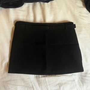 Svart minikjol - Svart tight minikjol helt ny endast testad. Nypris 500 Storlek xxs men passar mig med xs. Bra tjockare kostym material