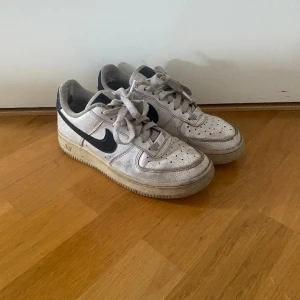 Nike air force - Storlek 38, använt mycket därav smutsiga går säkert att få bort en del smuts. 