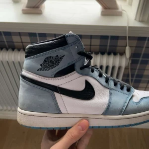 Jordan 1 university blue - Storlek 46 Skick: 5/10 Ingen box eller kvitto finns  Kan fraktas för köparens bekostnad
