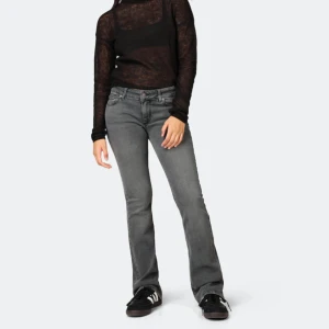 Lågmidjade bootcut jeans💓 - Superfina grå bootcut jeans från Junkyard💓Använda endast 2ggr så väldigt bra skick!!🌟Köpta för 599kr säljer för 399kr