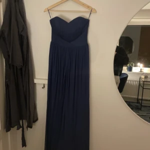 Mörkblå balklänning - Jätte fin mörkblå balklänning ifrån lipsy💕