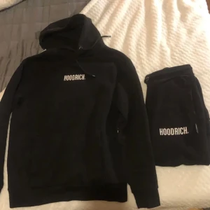 Hoodrich Tracksuit - Säljer för den inte kommer till användning. Knappt använd Skick 9,7/10 Pris kan diskuteras  Nypris 1300 från JD sports
