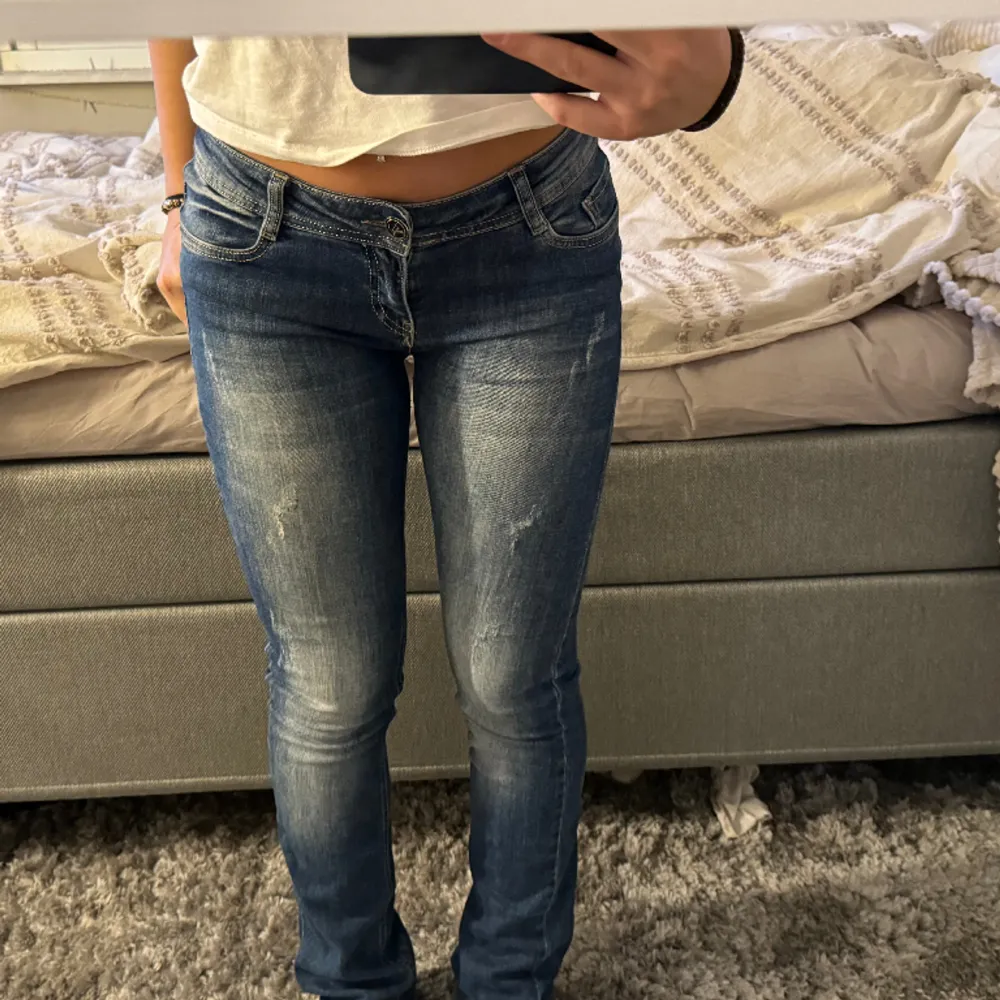 Super snygga jeans. De är väldigt stretchiga så passar runt 25-27. Jeans & Byxor.
