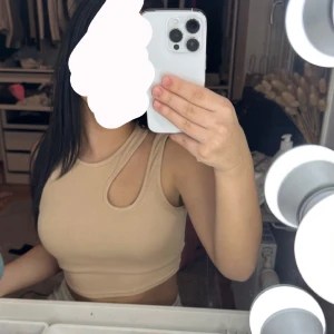 Topp - Jätte söt liten topp, med en detalj. Använt typ 2 gånger utomlands, inga skador osv💕