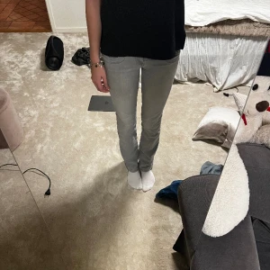 Grå jeans - Gråa Ltb jeans med innerbenslängd 85cm