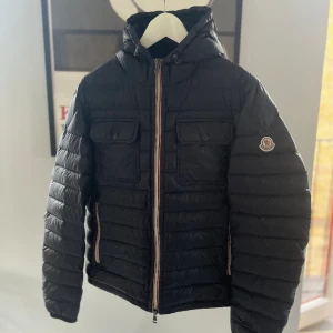 Moncler Jacka  - Moncler Douret (night blue) i storlek 2. Kontakta mig vid intresse / för mer information! 