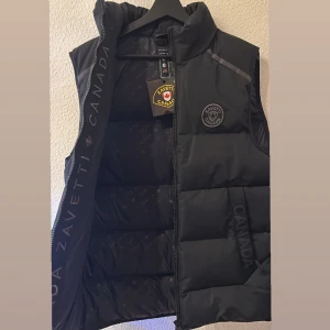 (Herr)Svart väst oanvänd - Oanvänd svart väst med lappen kvar. Strl L (herr) 
