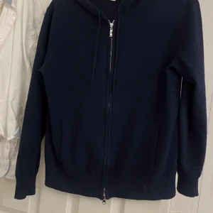 Kashmir zip - Säljer min feta 100 % Kashmir zip från barlucio som även inte säljs längre. Tröjan är i jättebra skick och har inga skador pris kan diskuteras st S. För lite noggrannare bilder skriv!