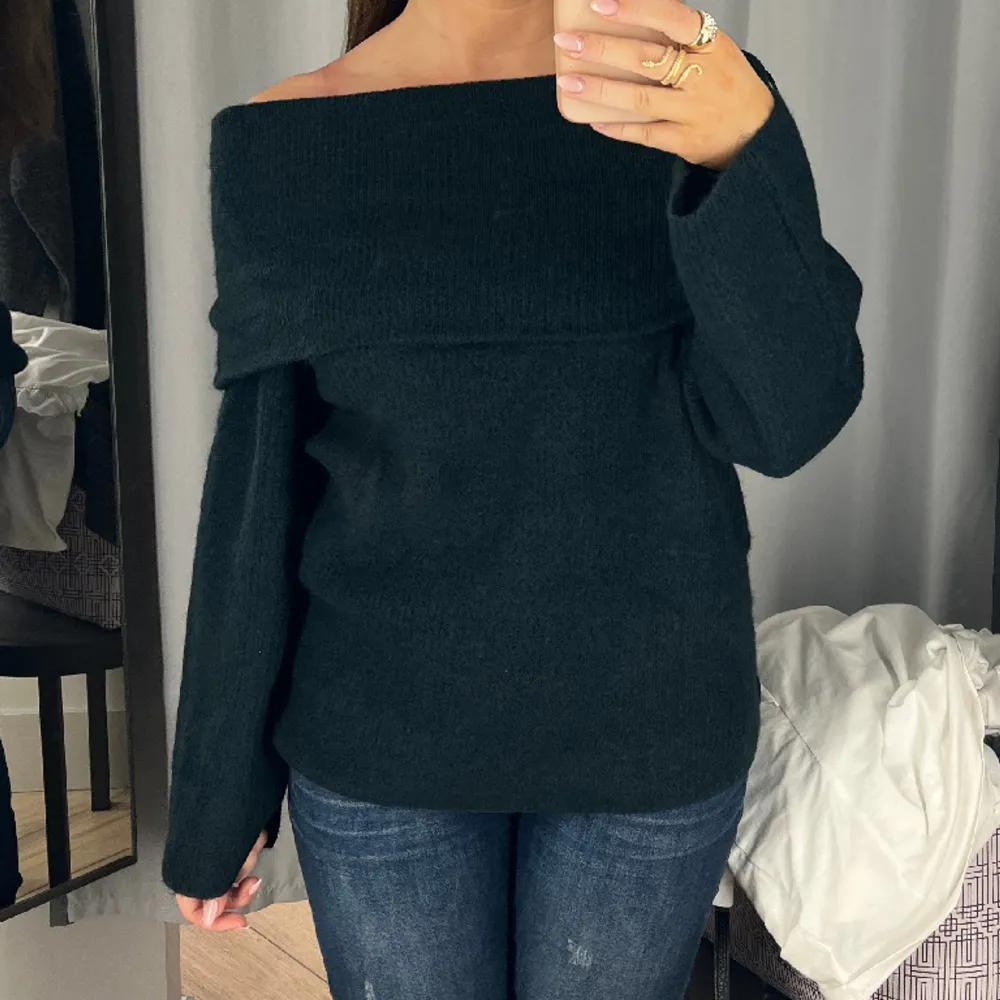 Superfin grön offshouldertröja från hm i nyskick!!! Använd en gång😊😊. Neuleet.
