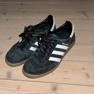 Adidas spezial  - Riktigt feta adidas spezial som är så nära nya det bara går. Kan användas både som inne eller ute sko. Säljes på grund av att dem är för små. Storlek 42 2/3