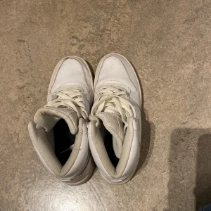 Nike skor - Skor använda sparmsamt. Säljer då dem inte är i min stil längre. Inte creesade så därav priset❤️