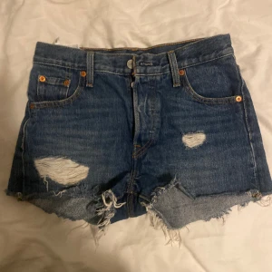 Levis 501 shorts  - Jättefina Levis shorts nu till sommaren! Använda men ändå bra skick! Står ingen storlek men passar som xs. Köpare står för frakt💞
