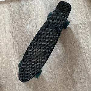 Skateboard  - Jellyboard som är ganska gammal men knappt använd och i bra skick!! Nypris: 300, mitt pris: 50kr!! Fungerar perfekt för mindre barn som inte vill åka på en större skateboard utan börja med något mindre💙💙
