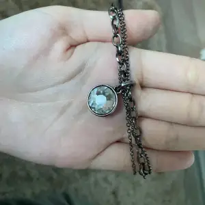 Ett armband från Lilja&lykke som har en en fin Sten på sig 