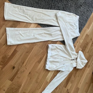 Juicy couture sugar swizzle - Juicy couture sett i färgen sugar swizzle. Byxor storlek xxs .Tröja storlek xs  Inte super mycket använt men några små fläckar och tyvärr har färgen på muddarna blekts till en ljusare nyans i tvätten. Dock inget jag tycker stör funktionen det är jämt
