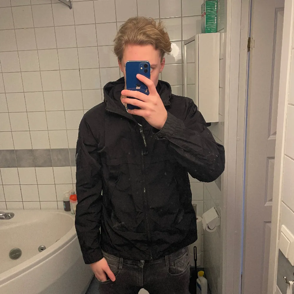 Cp company chrome-R jacka i bra skick Perfekta jackan för våren!  (nypris ca 4500kr)  Storlek 52 (L) passar M  Äkta kvitto finns.    Pris går att diskutera. Jackor.