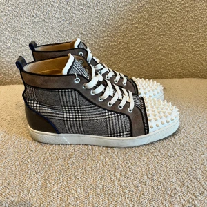 Loubs high top - Unika hightop Loubs i väldigt bra skick. Alla taggar finns, inga defekter. Skriv för mer info