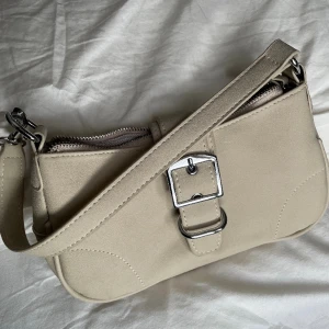Beige axelväska  - Snygg beige axelväska, helt oanvänd 😊