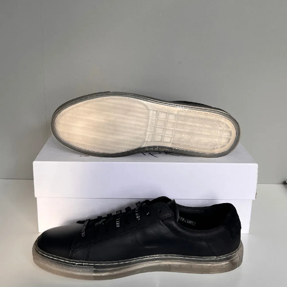 Säljer ett par helt nya och sjukt snygga Oliver Cabell ghost, cond 10/10 skorna ska ha slitningar. Kommer med OG box och dustbag. Skor.