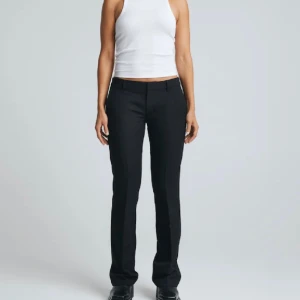 Lågmidjade kostymbyxor  - Lågmidjade kostymbyxor med slits från bikbok. Strl 34. Köpta av en annan plickanvändare. Säljer då dom inte passade mig. Använda max 3 gånger av henne. Ord. Pris 499kr