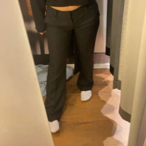 Kostymbyxor  - lågmidjade Vera kostymbyxor från bikbok! Det är den andra modellen utan slits. Använda men är i fint skick