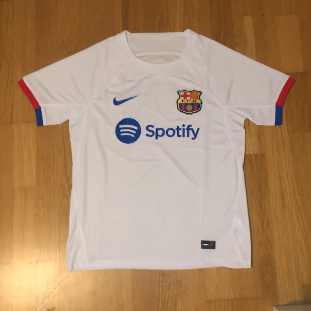 Säljer min Barcelona jersey, då den inte kommer till någon användning. Har endast haft på mig den en gång när jag skulle prova den. Storlek S, vill man ha fler bilder så är det bara att skriva så fixar jag det. Pris kan diskuteras vid snabb affär . T-shirts.