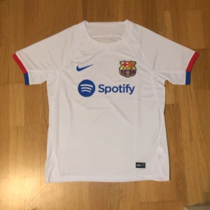 Barcelona Away Jersey (Johan Cruyff) - Säljer min Barcelona jersey, då den inte kommer till någon användning. Har endast haft på mig den en gång när jag skulle prova den. Storlek S, vill man ha fler bilder så är det bara att skriva så fixar jag det. Pris kan diskuteras vid snabb affär 