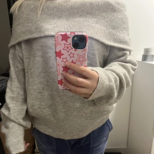 Stickad off shoulder tröja  - Säljer min stickade off shoulder tröja från hm då den inte kommer till användning. Köpte den förra hösten men bara använd ett fåtal gånger. Den är i storlek S och köpt för 300kr.  Tröjan är grå beige.  Hör av dig vid frågor 💕