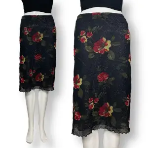 Fin kjol från Hennes, storlek M. Stretchband. Underkjol med glitter och överlag av mesh med rosmotiv. 70% polyamid & 30% polyester. Midjebredd 33cm & längd 65cm