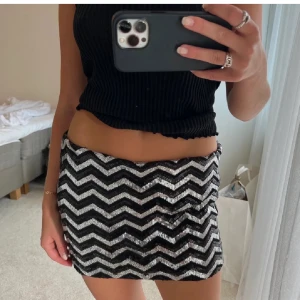 Minikjol - Bilder lånade från förra säljaren!! Säljer den här sjukt snygga paljettkjolen som är köpt på plick men tyvärr inte kom till användning hos mig. Perfekt till fest😍 Kjolen är uppvikt på första bilden. Passar xs-m stretchig!!