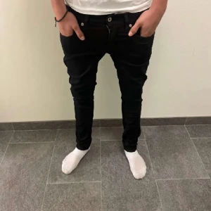 Dondup jeans  - Säljer nu mina feta dondup jeans i modelen tara/slim jeans, 8/10 inga defekter, ny pris ca 4000 mitt pris 800, kan gå ner lite vid snabb affär, obs bilderna är lånade från killen jag köpte av 👍🍾