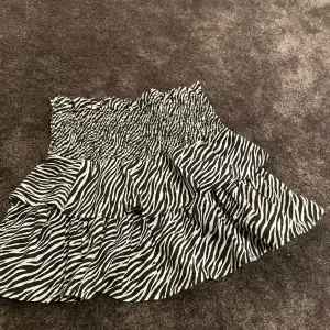Zebra kjol med volanger. Knappt användt. Jätte bra skick. Om du ska köpa meddela mig då!!❤️