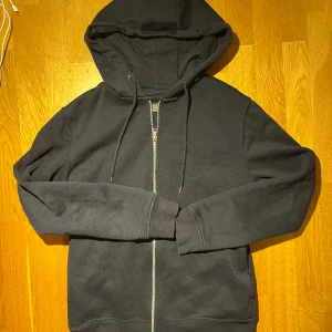 Zip hoodie - Tja! Säljer nu min riktigt stiliga zip hoodie i mörkblå färg. Tröjan är i riktigt fint skick och säljer den för 125. Hör gärna av er om ni har några frågor eller funderingar!🤗🤗