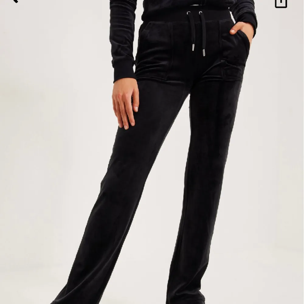 Säljer dem fina mjukisbyxorna från Juicy Couture i färgen svart. Knappt använda och är i ett jätte fint skick. . Jeans & Byxor.