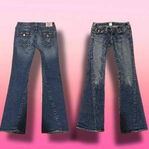 Ett par jättefina och eftertraktade True Religion Jeans i en Bootcut modell med snygga fickor där bak och ideal färg på plagget. Jeansen är i lågmidjad modell. Perfekt skick. Skriv om ni har frågor ☺️