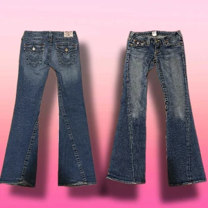 True Religion Bootcut Jeans  - Ett par jättefina och eftertraktade True Religion Jeans i en Bootcut modell med snygga fickor där bak och ideal färg på plagget. Jeansen är i lågmidjad modell. Perfekt skick. Skriv om ni har frågor ☺️