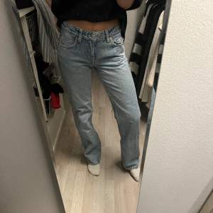 Blåa Lågmidjade jeans från weekday, fint skick😊