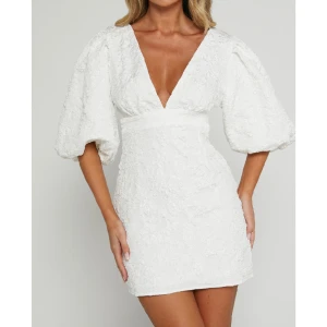 Studentklänning  - Säljer denna snygga studentklänningen från Showpo. Slutsåld på hemsidan. Nyskick då den ändats är testad. Pris kan diskuteras