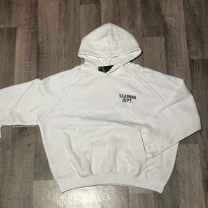 Helt ny Hoodie från BooHooman, bara testats. Säljes pga fel storlek. Den är M men passar också som S och är baggy/box fit. Skön material och ser clean ut.  Pris går så klart diskuteras. Meddela om ni har frågor. 