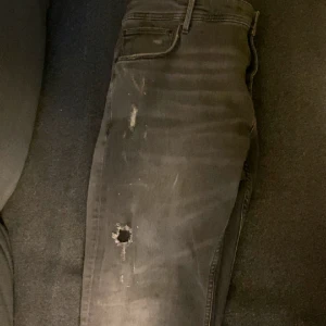 Gråa Ripped jeans - Skit snygga mörk gråa jeans,Super bra kvalitet som ni kan se. använd nån enstaka gång, det är bara o fråga vid funderingar, pris kan diskuteras, storlek 38/32
