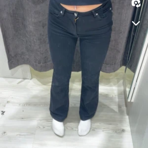 Bikbok jeans  - Köpte dessa jeansen i höstas och har inte kommit mycket till användning fastän jag tycker dom är väldigt bekväma. Pris kan diskuteras!!