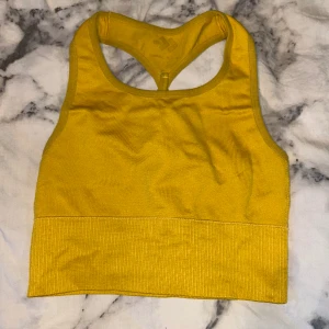 Jätteskön sport-bh - Bra skick men trycket har lossnat i tvätten, se bilder. Strl XS/S men stretchig så passar även en M.