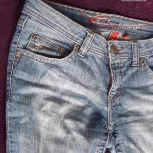 Säljer dessa superfina lågmidjade bootcut jeans då de tyvärr är för stora för mig! Jeansen är lite mörkare i verkligenen än på bilderna! Midjemått: 38cm, Innerbensläng: ca 77cm. Kom privat för fler frågor!🩷 Pris går att diskutera vid snabb handel!🩷