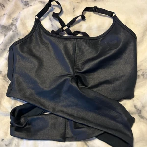 Så fin topp från Better Bodies - Så fin topp i glansig svart. Nyskick då den tyvärr är för liten för mig. 